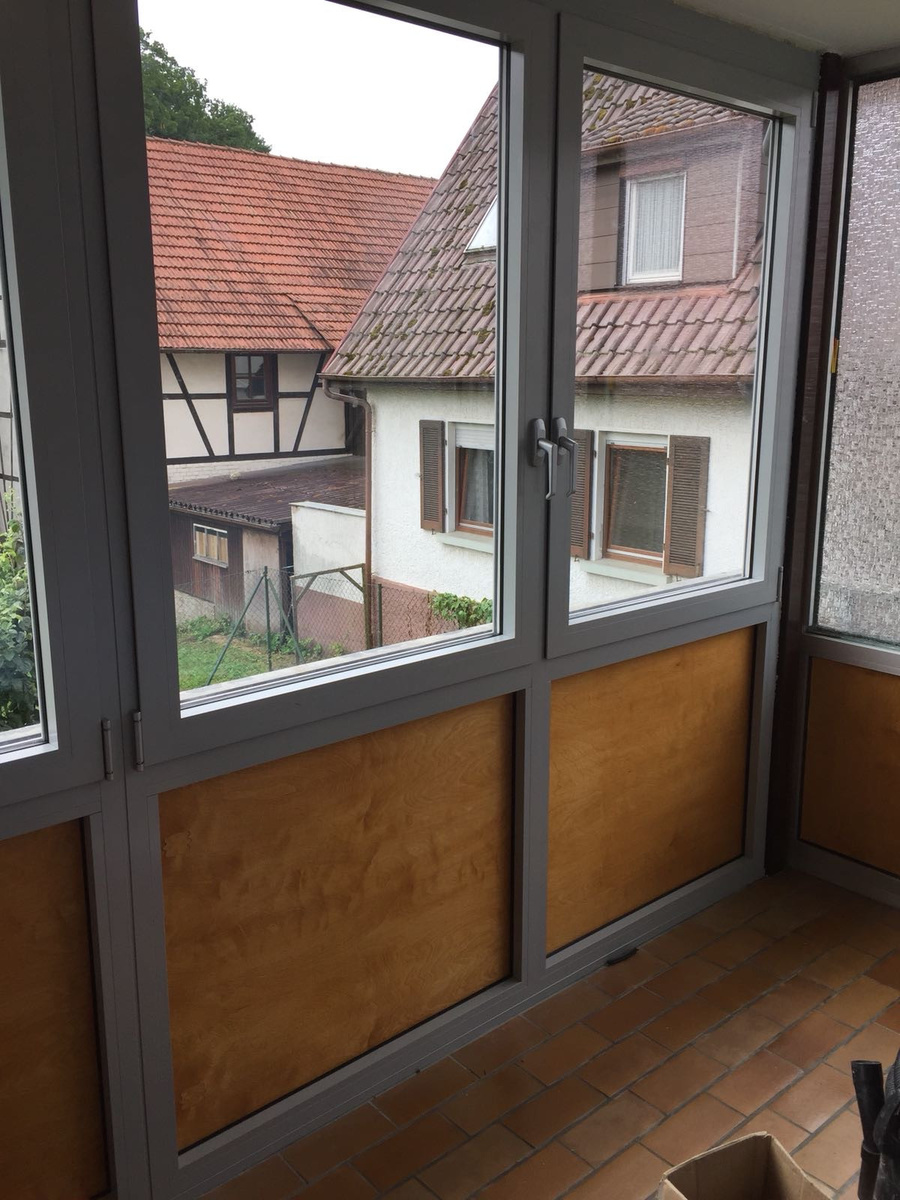 Fenster mit grauem Rahmen von Lämmle
